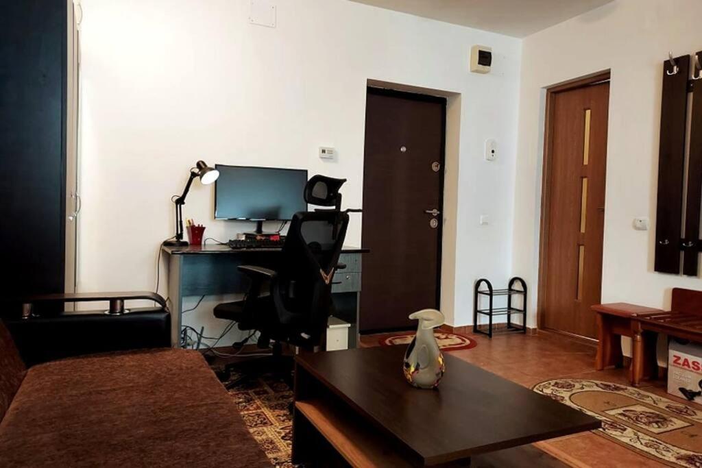 Spacious Flat, With Free Parking & Air Conditioning 플로레스티 외부 사진